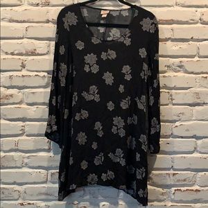 Black and white long sleeve dress